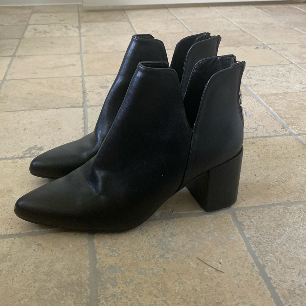 Blondo Tarah Black Leather Heeled Bootie 6M